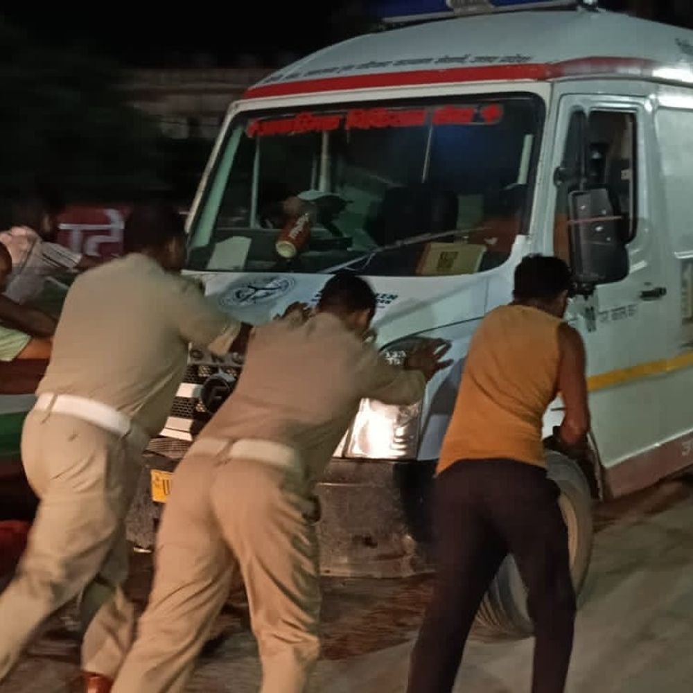 चित्रकूट में नवजात को ले जा रही एंबुलेंस खराब हुई:ट्रैफिक पुलिसकर्मी ने बाइक से अस्पताल पहुंचाया, जांच के निर्देश