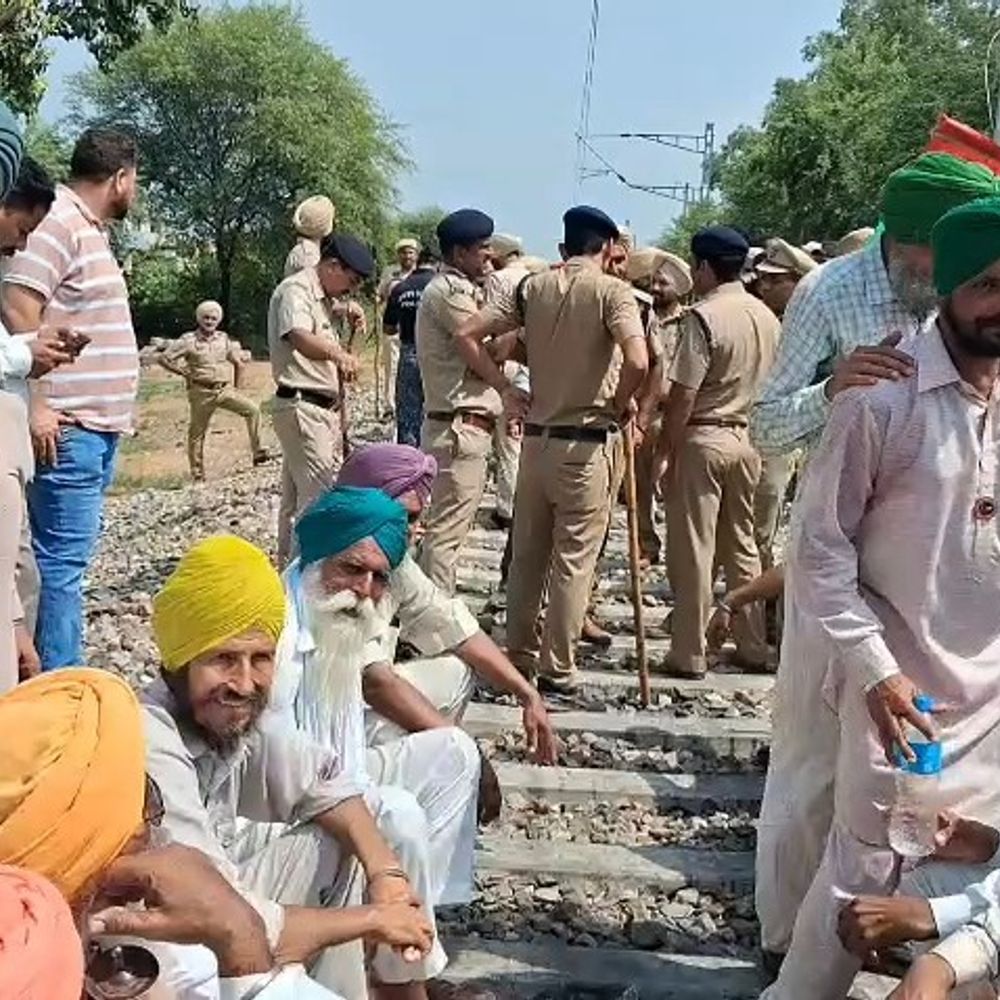 मोगा में किसानों ने रोका रेलवे ट्रैक:एमएसपी, कर्ज माफी और किसानों-मजदूरों पर दर्ज मामले रद्द करने की मांग, मांगे पूरी होने तक आंदोलन की चेतावनी