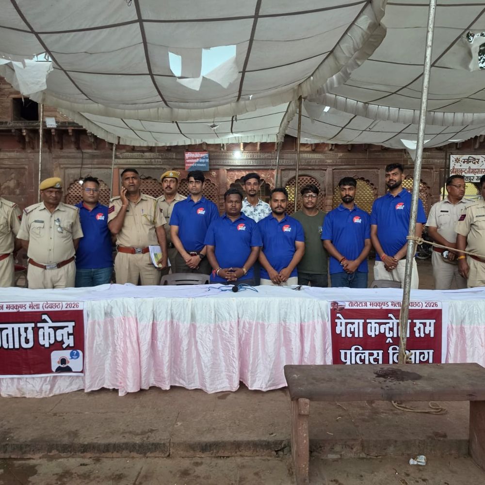 मचकुंड मेले में पुलिस और यूथ सीएलजी ने संभाली व्यवस्थाएं:विभाग ने सड़क सुरक्षा का संदेश दिया, वाहनों पर लगाए जागरूकता स्टीकर