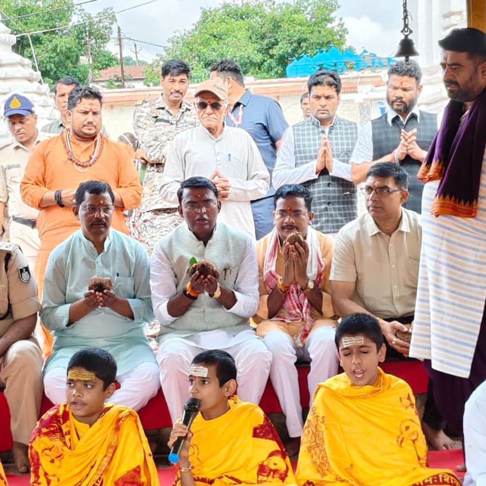 अमरकंटक में 21 बटुकों का वेदोच्चार, ‘सेवा संकल्प अभियान’ शुरू:प्रभारी मंत्री ने मां नर्मदा की पूजा कर सुख-समृद्धि मांगी, रामघाट पर मानव श्रृंखला बनाई
