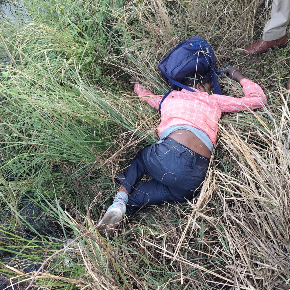 जालौन में सड़क हादसे के बाद झाड़ियों में मिला घायल:अस्पताल में डॉक्टरों ने मृत घोषित किया, पुलिस ने बाइक जब्त कर जांच शुरू की