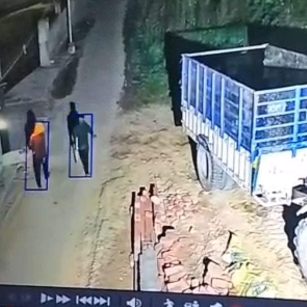 मोहाली 6 हथियारबंद बदमाशों ने 3 घरों के ताले तोड़े:समाना खंगाला, लेकिन रहे खाली हाथ, CCTV में डंडे-तलवार लेकर घूमते दिखे संदिग्ध