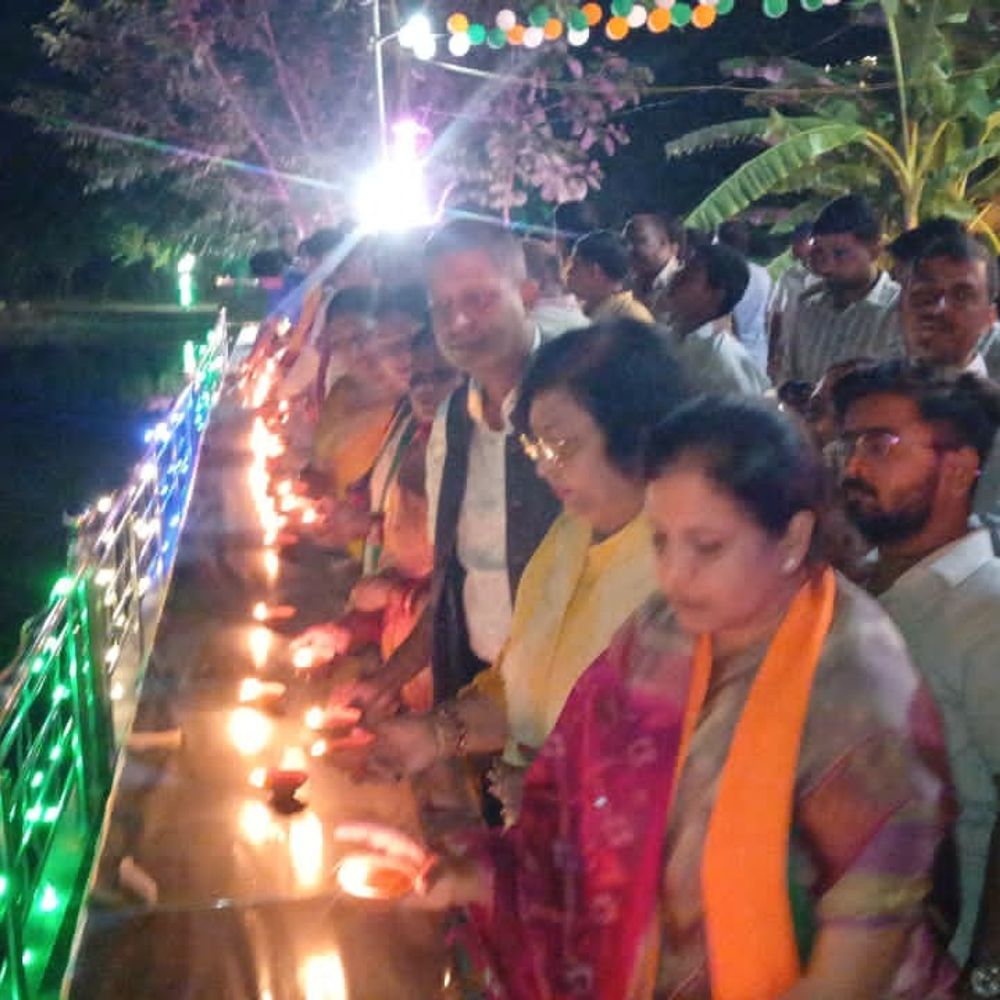 पीएम मोदी के जन्मदिन पर जले आशीर्वाद के दीए:कानपुर देहात के शुक्ल तालाब परिसर में जनप्रतिनिधियों और लोगों ने दीप जलाए