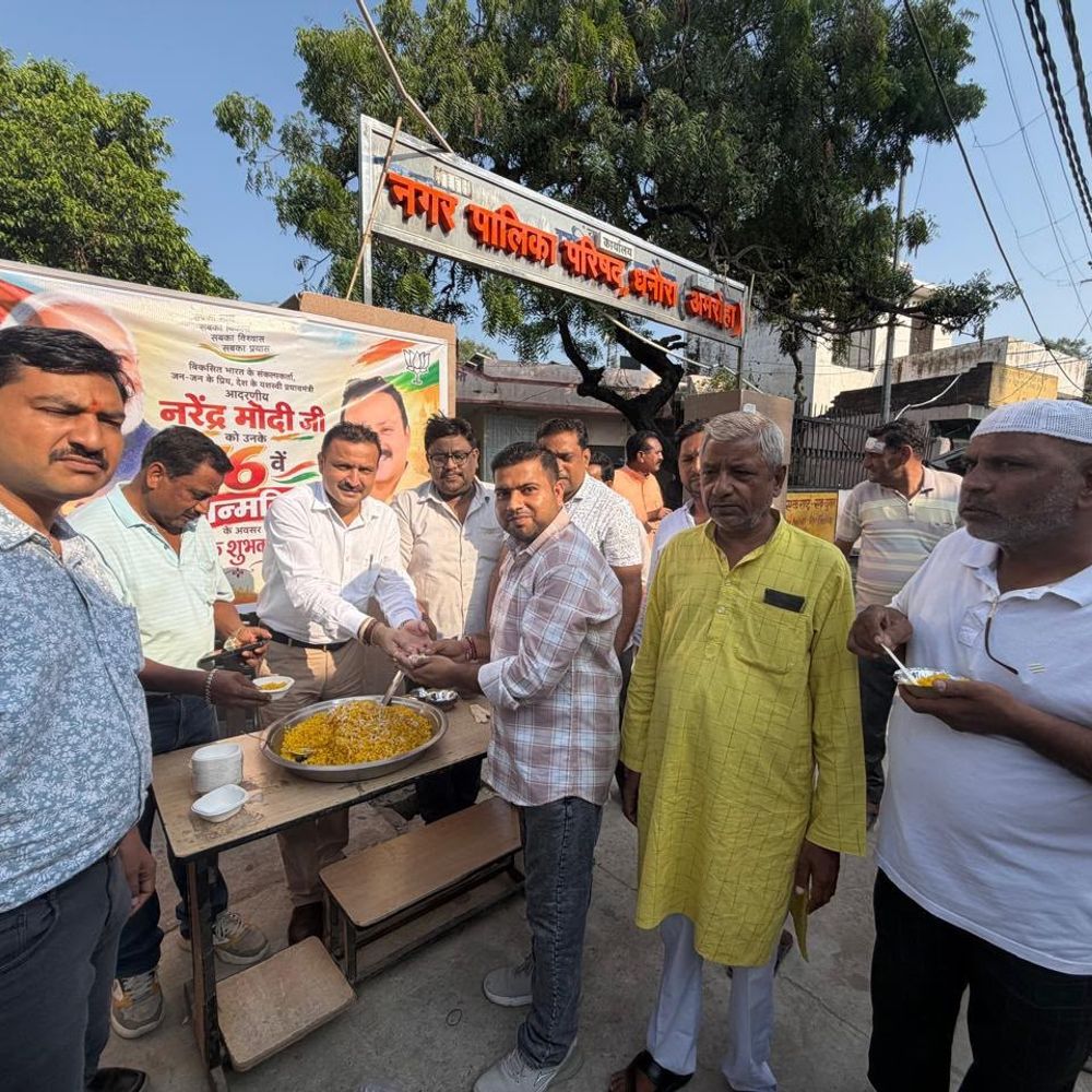 पीएम मोदी का जन्मदिन मनाया:मंडी धनौरा में राहगीरों को केक व पारंपरिक चनौरी का वितरण किया