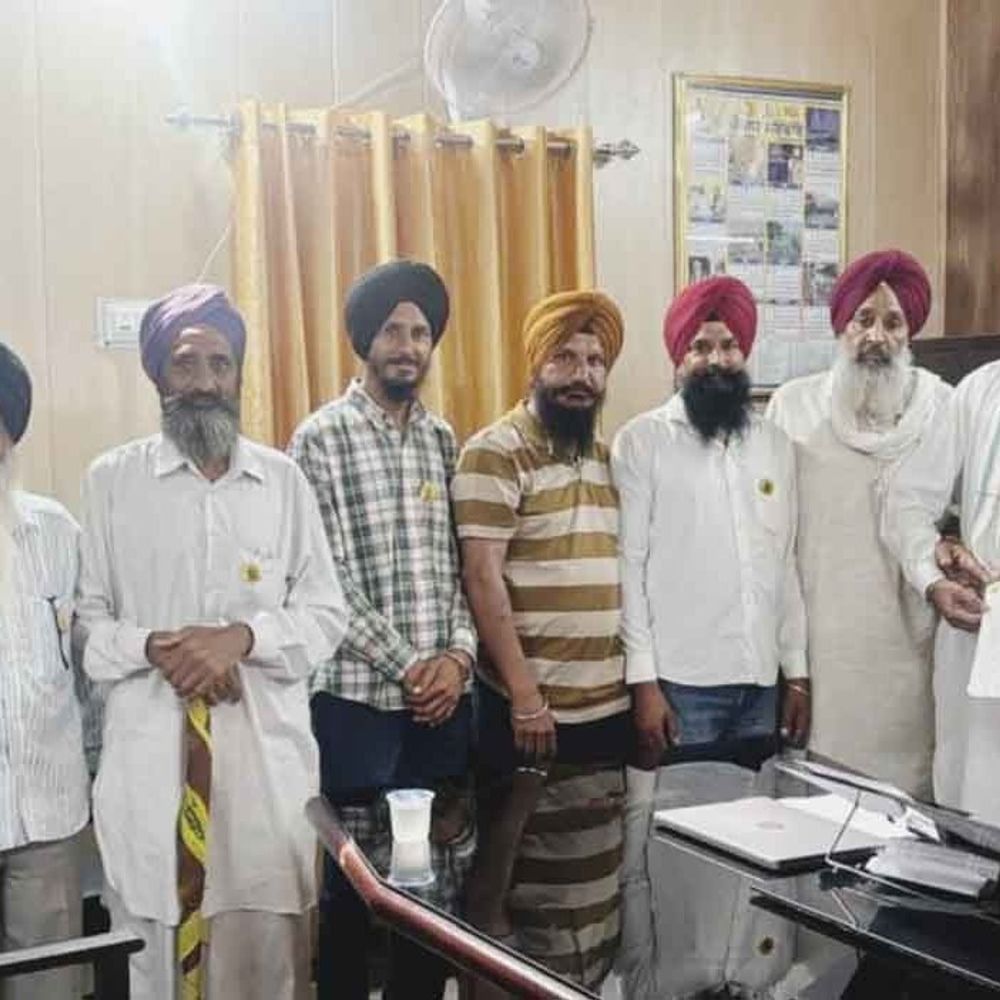 यूरिया-डीएपी की कालाबाजारी पर रोक लगाने की मांग:गुरदासपुर में कृषि अधिकारी को किसानों ने सौंपा ज्ञापन, डीलरों पर कार्रवाई हो