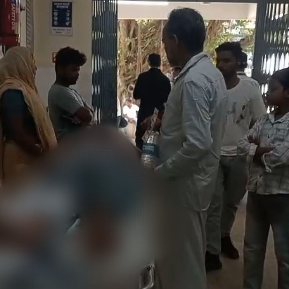 किशनगंज में बाइक सवार चौकीदार घायल:ड्यूटी से घर लौट रहा था, स्कॉर्पियो ने 15 मीटर तक घसीटा, गंभीर घायल, ड्राइवर फरार