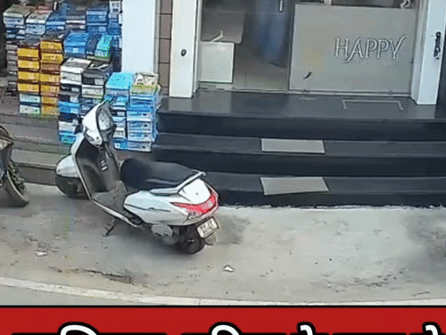 फाजिल्का में कान का झुमका छीन बाइक सवार फरार:सीसीटीवी में कैद हुई घटना, महिला बोली- पति ने सोना पहनने से मना किया था