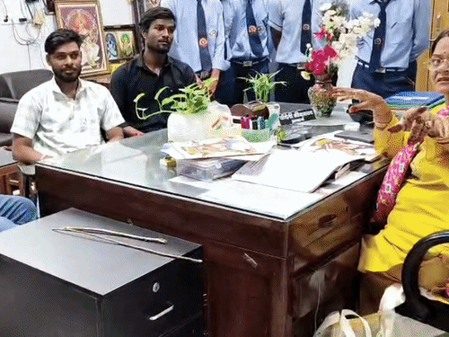 सरकारी-स्कूल में टीचर पर शराब पीकर छात्राओं से मारपीट,VIDEO:प्रिंसिपल से शिकायत, वीडियो बनाने पर स्टूडेंट को जड़ा थप्पड़, कलेक्टर ने दिए जांच के निर्देश