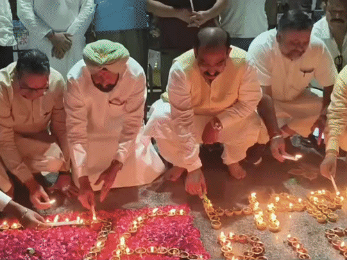पठानकोट में PM के जन्मदिन पर जलाए 1100 दीये:सिटी रेलवे स्टेशन पर पहुंचे सतीश पूनिया; केवल ढिल्लों और अश्वनी शर्मा के साथ मनाया दीपोत्सव