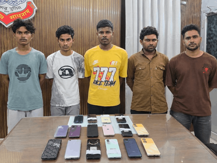 रायपुर में 100 मोबाइल चुराने वाले 5 आरोपी गिरफ्तार…VIDEO:मोबाइल का लॉक ओडिशा में तोड़कर बेचते थे राजस्थान में, जेल में बनाया था आरोपियों ने गिरोह