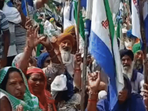 फिरोजपुर में किसानों ने रेलवे ट्रैक जाम किया:पंजाब में 5 स्थानों पर रोकी ट्रेनें, एमएसपी की कानूनी गारंटी समेत कई मांगों को लेकर प्रदर्शन