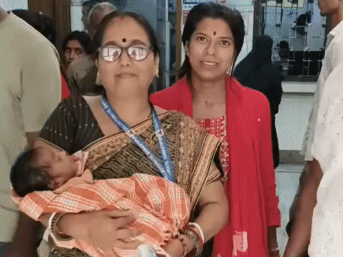 समस्तीपुर ट्रेन में दो माह की बच्ची लावारिस मिली:आरपीएफ ने बचाया, चाइल्डलाइन टीम सदर अस्पताल ले गई; परिजन की तलाश जारी