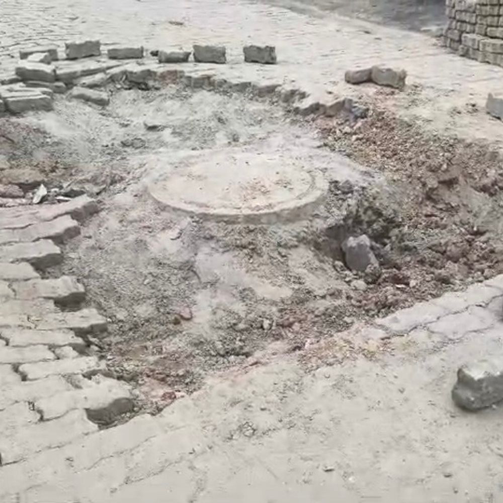 अमृत योजना की सीवर लाइन से धंसी सड़कें:रायबरेली के सर्वोदय नगर में आवागमन ठप, लोगों को परेशानी