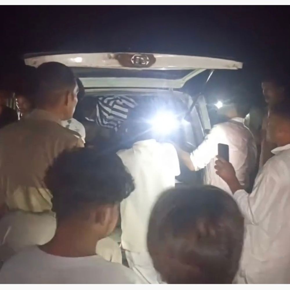 खीरी टाउन में ट्रेन से कटकर युवक की मौत:घंटों ट्रैक पर पड़ा रहा शव, जीआरपी पर देर से पहुंचने का आरोप; चौकी इंचार्ज ने हटवाया