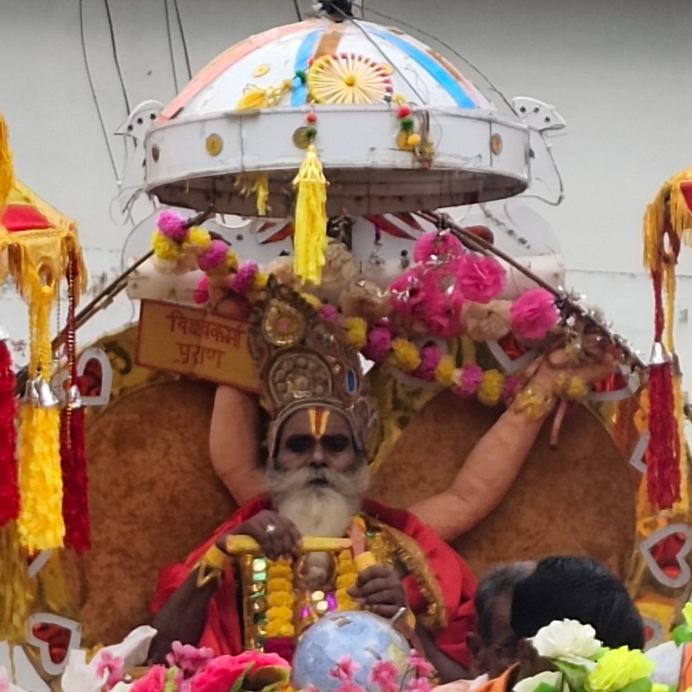 अमेठी में भगवान विश्वकर्मा जयंती पर निकली शोभायात्रा:श्रद्धालु झूमे, जमकर उड़ाया अबीर-गुलाल; सुरक्षा के कड़े इंतजाम रहे