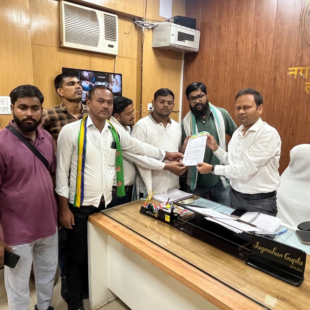 लखनऊ में महंगाई के खिलाफ पीस पार्टी का ज्ञापन:यूपीआई शुल्क नियंत्रित करने समेत कई उठाईं मांगें