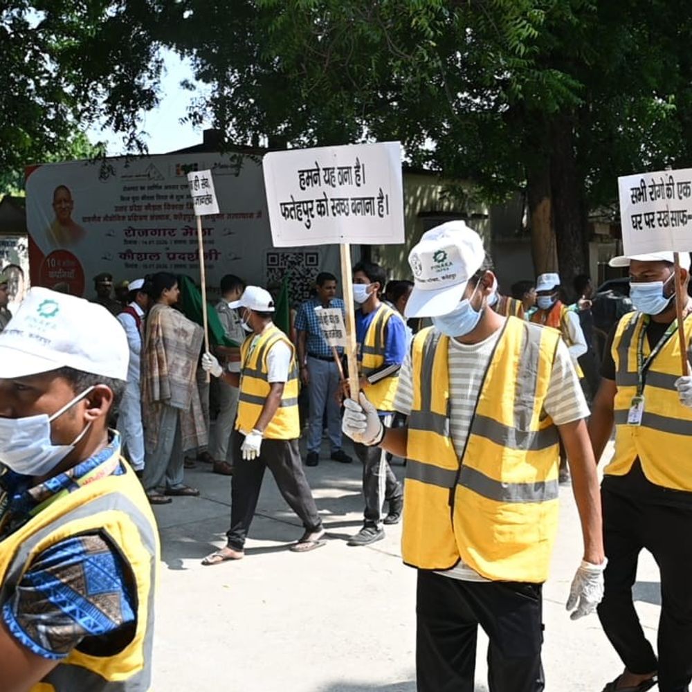 फतेहपुर में पीएम मोदी के जन्मदिन पर 'सेवा संकल्प' अभियान:डीएम-एसपी ने हरी झंडी दिखाकर स्वच्छता रैली को किया रवाना
