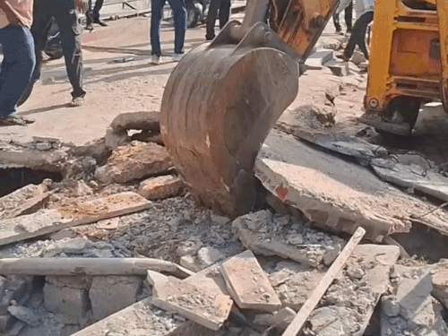 सीकर में पिपराली रोड पर चला बुलडोजर:नई पुलिया के नीचे दोनों साइड बनेगा सर्विस रोड; नगर परिषद की टीम और पुलिस रही मौजूद