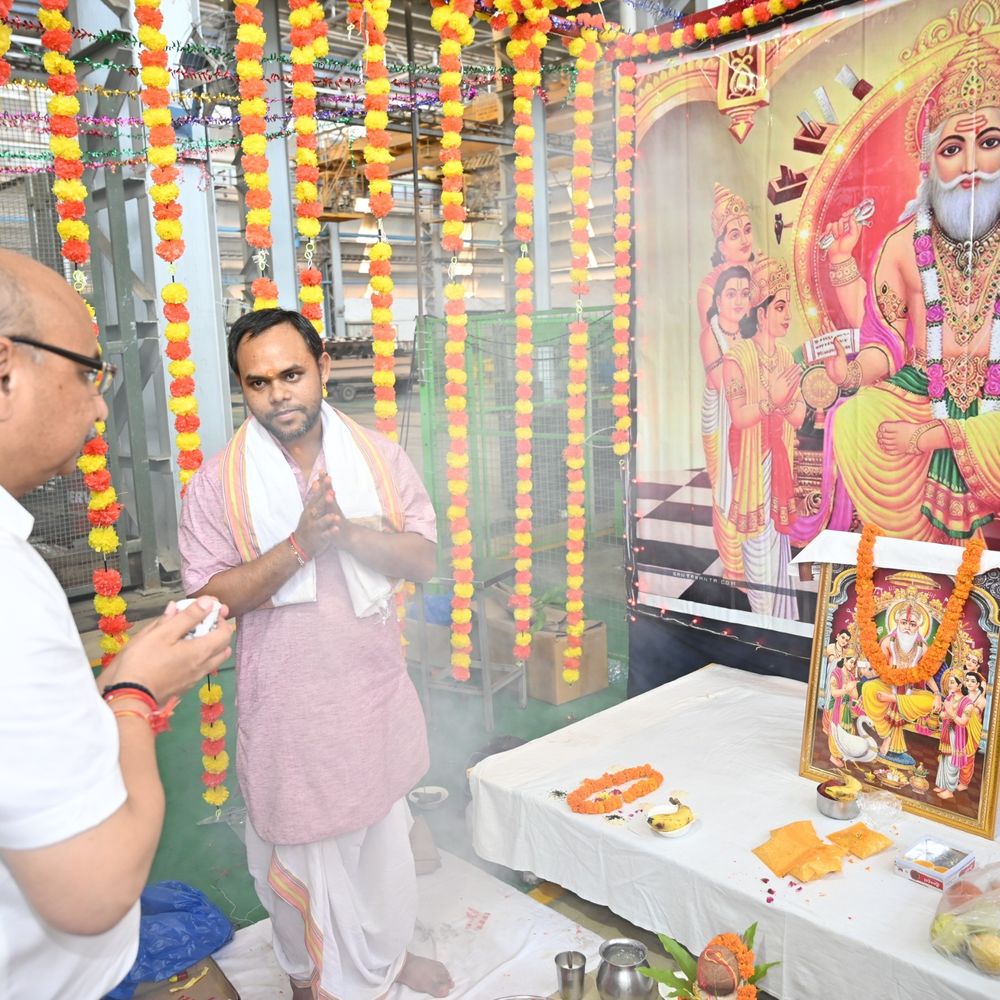 भगवान विश्वकर्मा की पूजन किया:वाराणसी के बरेका में मनाया उत्सव, पूजा स्थल को रंग-बिरंगी लाइटों से सजाया
