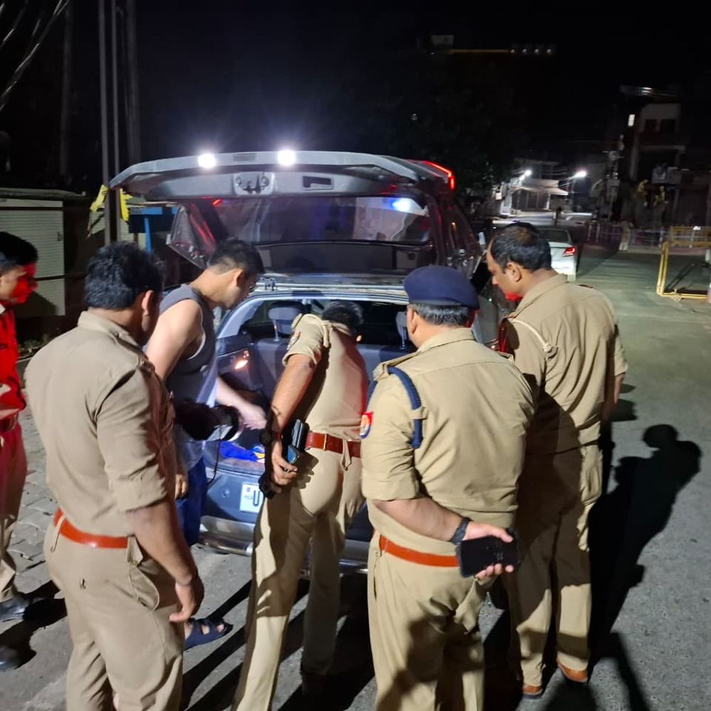 फर्रुखाबाद में देर रात संदिग्धों और वाहनों की चेकिंग:शहर के प्रमुख स्थानों और बॉर्डर पर एएसपी ने दिए दिशा-निर्देश