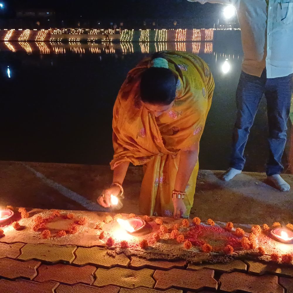 चंदौली में अमृत सरोवर पर जले 10-हजार से ज्यादा दीपक:सेवा संकल्प अभियान के तहत राज्यसभा सांसद साधना सिंह ने किया दीप प्रज्ज्वलन