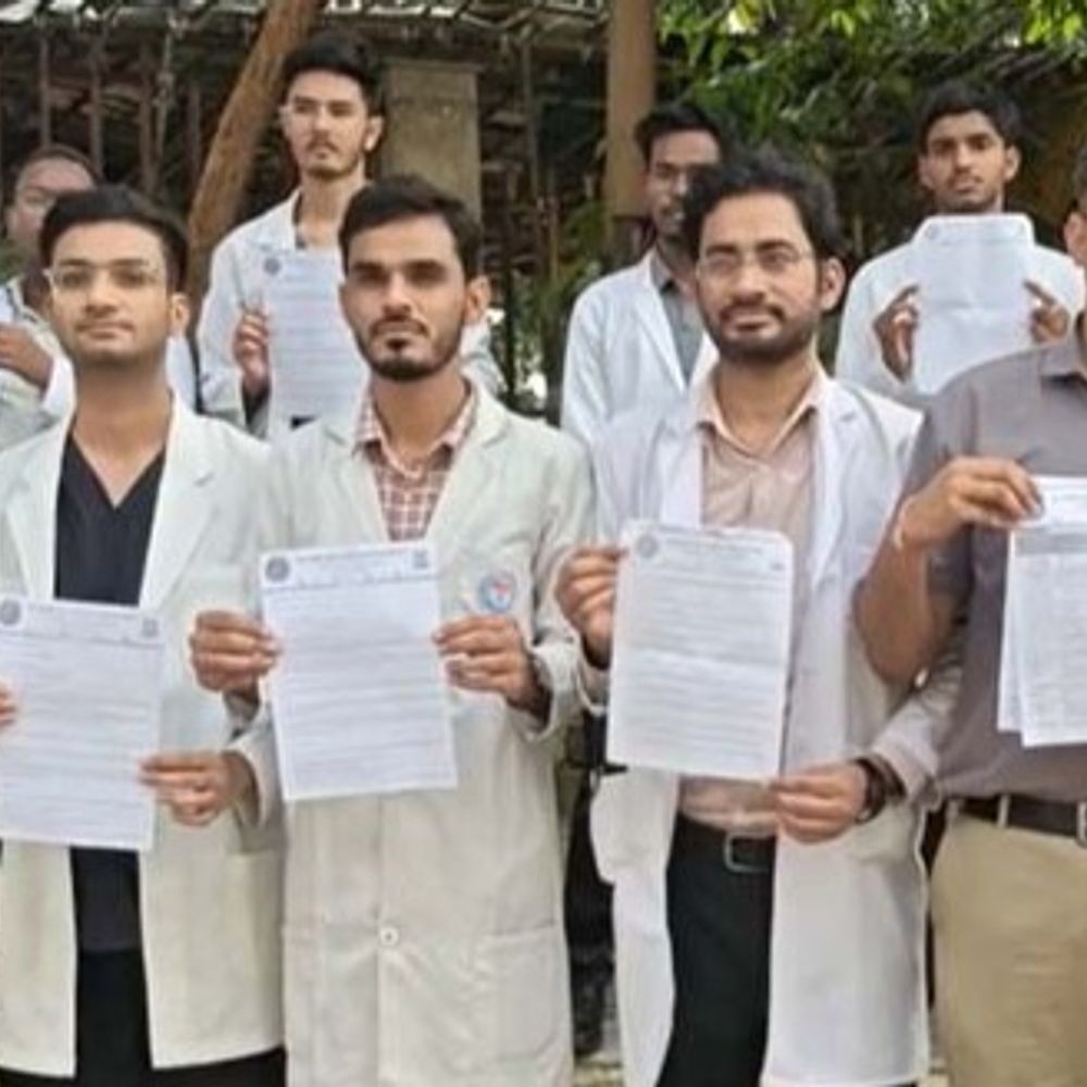 रायगढ़ में MBBS इंटर्न डॉक्टर फिर करेंगे आंदोलन:21 सितबंर को OPD बहिष्कार की घोषणा, 17 सूत्रीय मांगो को लेकर करेंगे प्रदर्शन