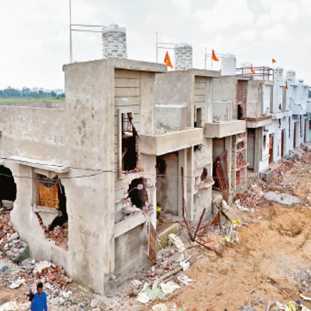 ये कैसी तोड़फोड़...:सड़क-नाली के लिए छोड़ी जमीन पर बना दिए मकान, 40 मकानों की दीवारें तोड़ लौटे बुलडोजर