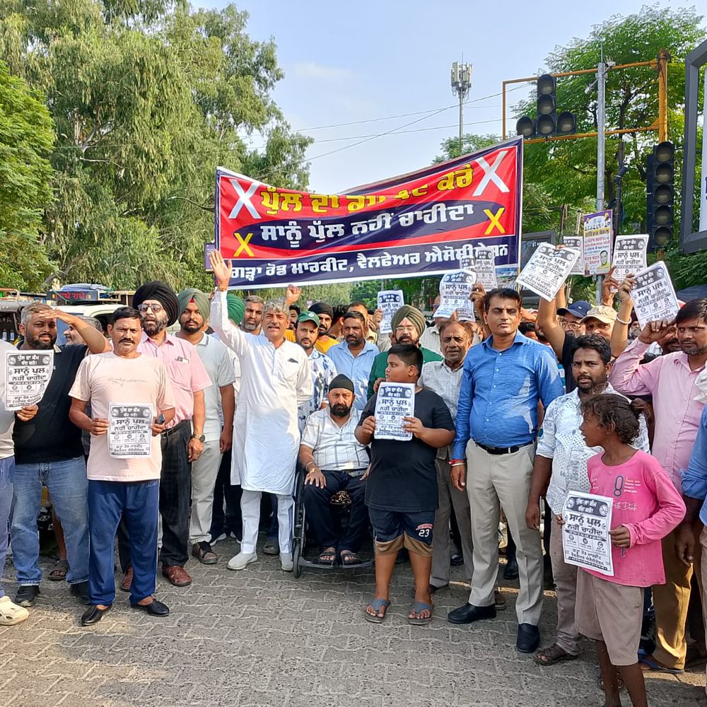 गढ़ा रेलवे क्रॉसिंग पर ओवरब्रिज बनाने के विरोध में व्यापारियों ने पैदल मार्च निकाला