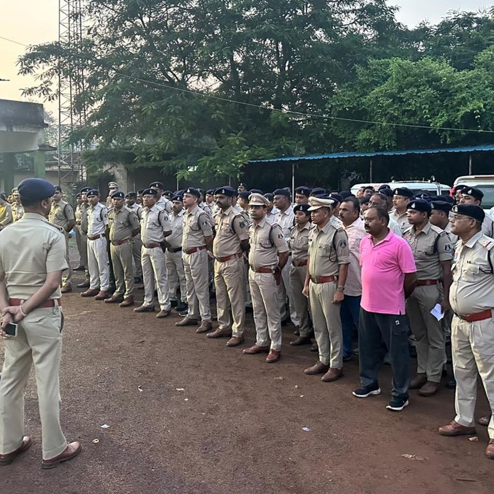 केंद्रीय जेल दुर्ग में कलेक्टर ने मारा छापा:100 जवानों ने खंगाली जेल की बैरकें, दो मोबाइल, सिम कार्ड, चिलम और बीड़ी बरामद, कलेक्टर बोले- मोबाइल की होगी जांच