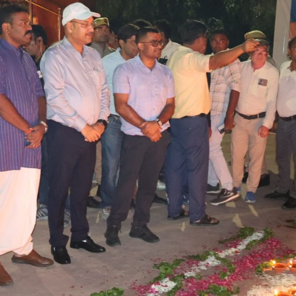 मेरठ एसएसपी ने नंगे पांव धोतीकुर्ता पहनकर जलाए दीपक:प्रधानमंत्री के जन्मदिन पर सूरजकुंड पार्क में आशीर्वाद का दिया समारोह में सबसे अलग दिखे कप्तान बीबीजीटीएस मूर्ति