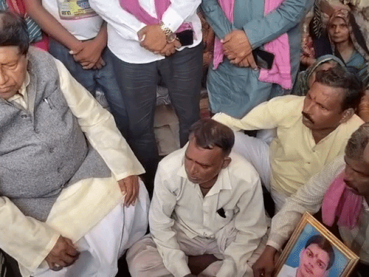 नाले में मिले शिवम के घर पहुंचे सपा सांसद:परिजनों का आरोप- पुलिस के डंडे मारने से हुई मौत,चौकी के पीछे घटना स्थल के CCTV तोड़ दिए, सांसद बोले-हत्या है ये