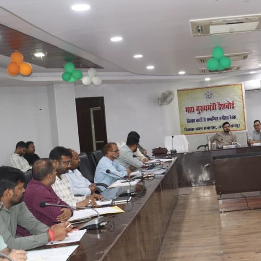 डीएम ने 25 सितंबर तक पूरे करने का आदेश दिए:सीएम डैशबोर्ड की समीक्षा में देरी पर पेनाल्टी लगाने के निर्देश दिए