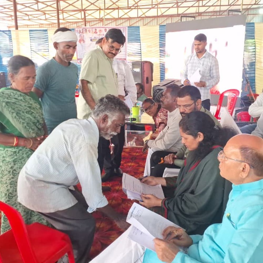 सागर में धारणाधिकार योजना में लापरवाही पर पटवारी निलंबित:कलेक्टर के शिविर में सामने आई शिकायत, मकरोनिया में बनेगी 40 करोड़ की सड़कें
