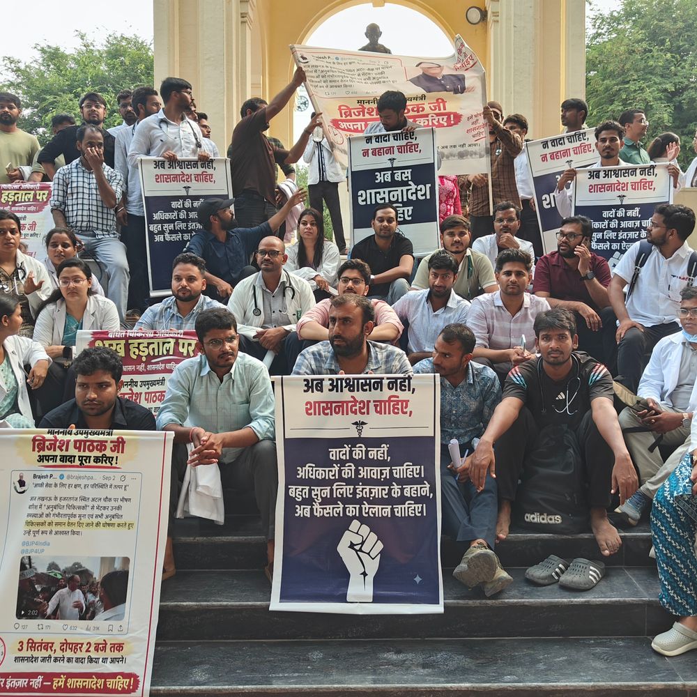 लखनऊ में बॉन्डेड डॉक्टरों का विरोध प्रदर्शन:समान वेतन के लिए शुरू किया भूख हड़ताल, प्रदर्शनकारी बोले- डिप्टी सीएम ने वादा पूरा नहीं किया