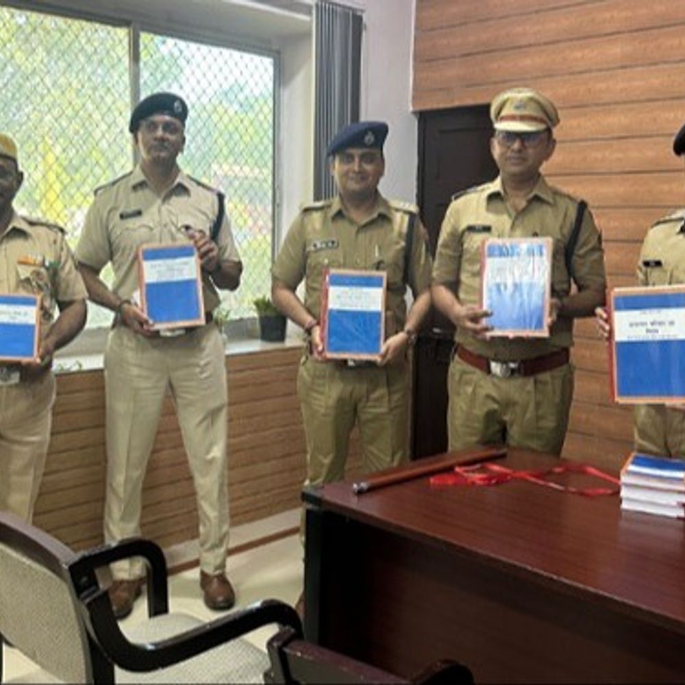 जेल डीजी पहुंचे हाई सिक्योरिटी-सेंट्रल जेल,व्यवस्थाओं का लिया जायजा:अधिकारियों से लिया फीडबैक; जेल अधीक्षक की प्रहरी प्रशिक्षण पुस्तकों का किया विमोचन
