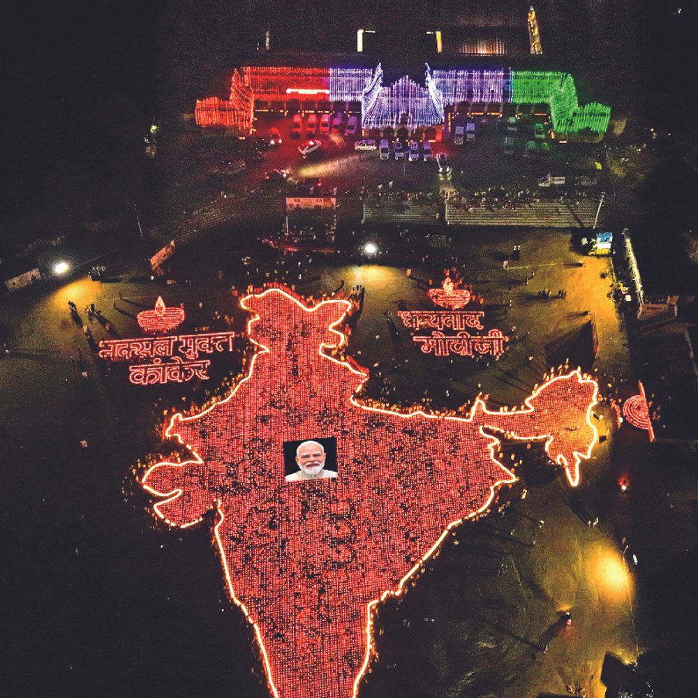 मानव शृंखला से बनाई देश की सरहद नक्शे के भीतर जगमगाए 51 हजार दीये