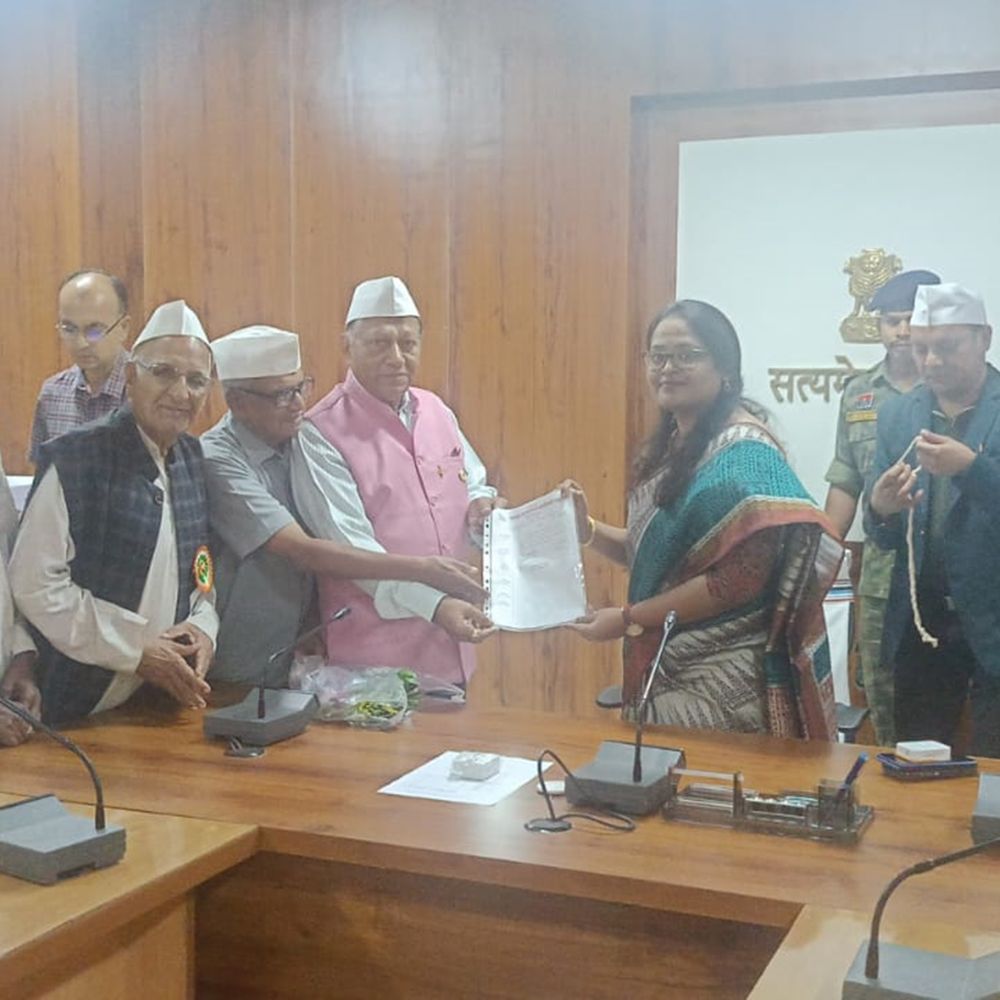 स्वतंत्रता सेनानी उत्तराधिकारी संस्था के सदस्य कलेक्टर से मिले