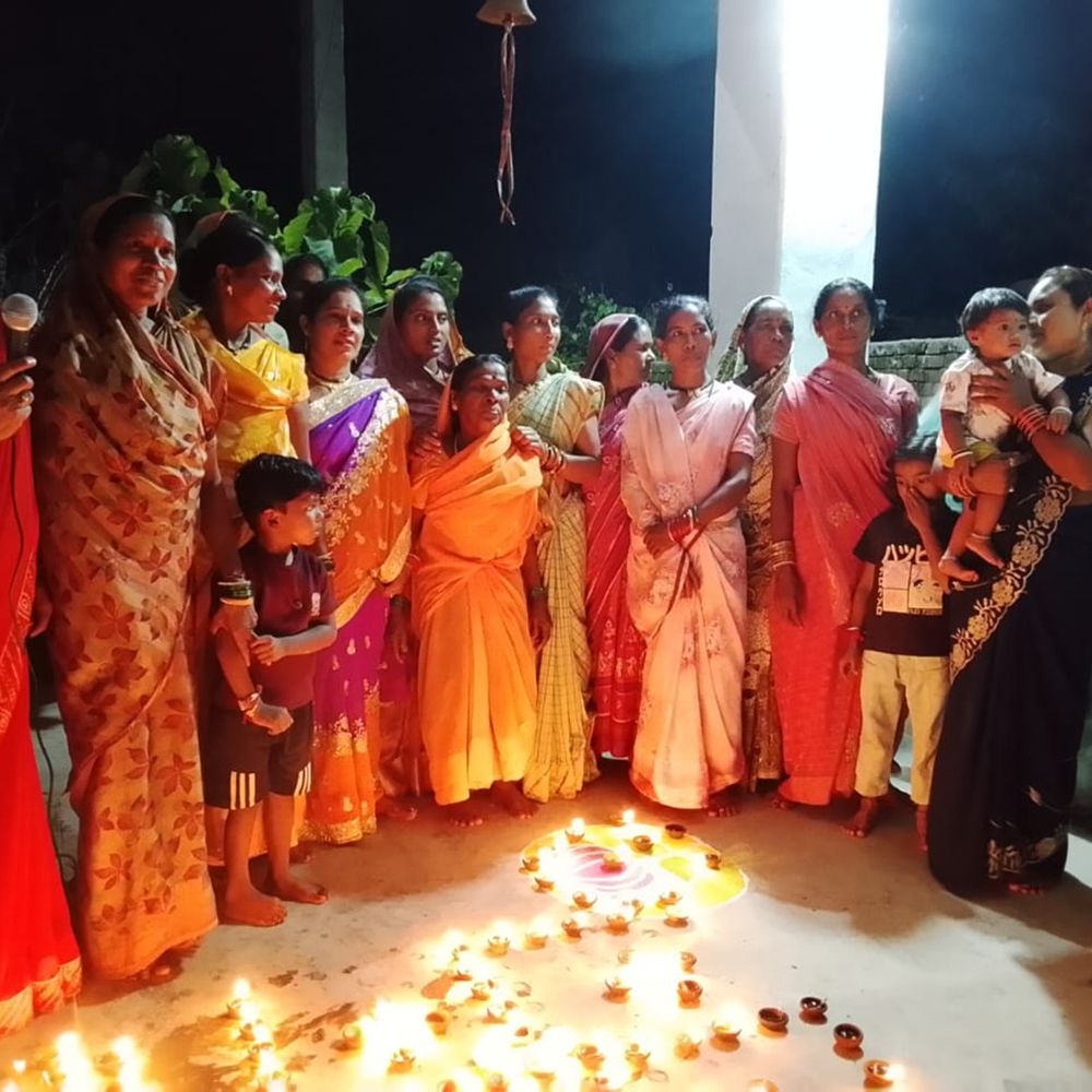 मंदिर प्रांगण में स्वास्तिक, कमल फूल की रंगोली बनाई, 201 दीये सजाकर की रोशनी