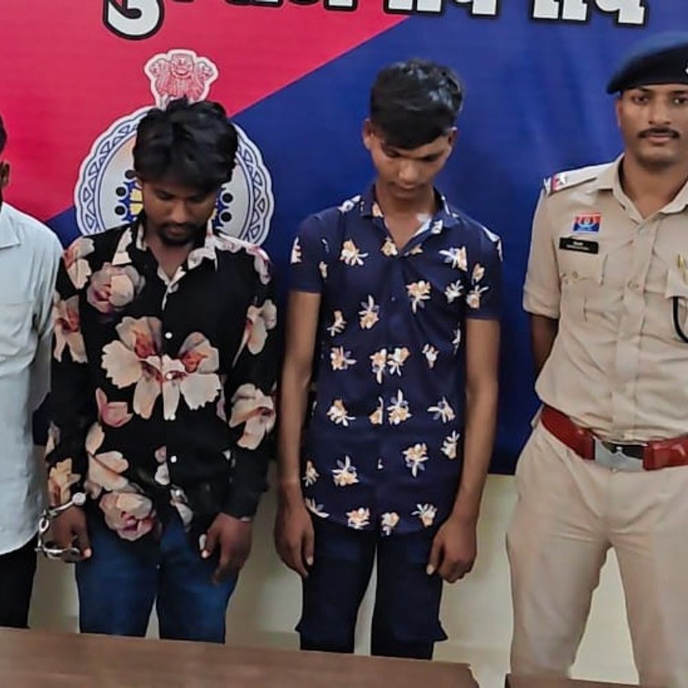 रंगदारी न देने पर ट्रक ड्राइवर से मारपीट:मोहारा ओवरब्रिज के नीचे चाकू दिखाकर धमकाया, पुलिस ने 3 आरोपी और नाबालिग को पकड़ा