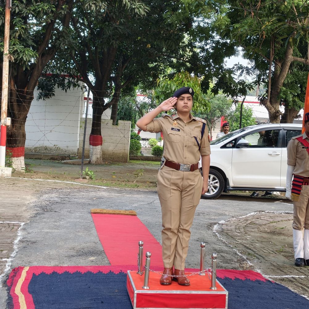 एसपी ने पुलिस लाइन में फिटनेस से शस्त्रागार तक जांचा:अम्बेडकरनगर में पीआरवी, बैरक और रिकॉर्ड भी देखे, खामियां सुधारने के निर्देश दिए