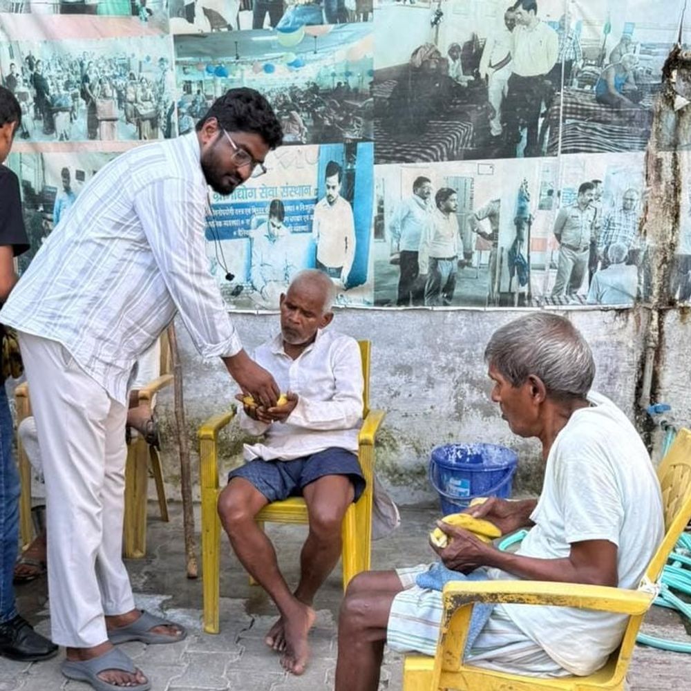 वृद्धाश्रम में सपा सांसद का जन्मदिन मनाया:वृद्धजनों को फल बांटकर साझा की खुशियां