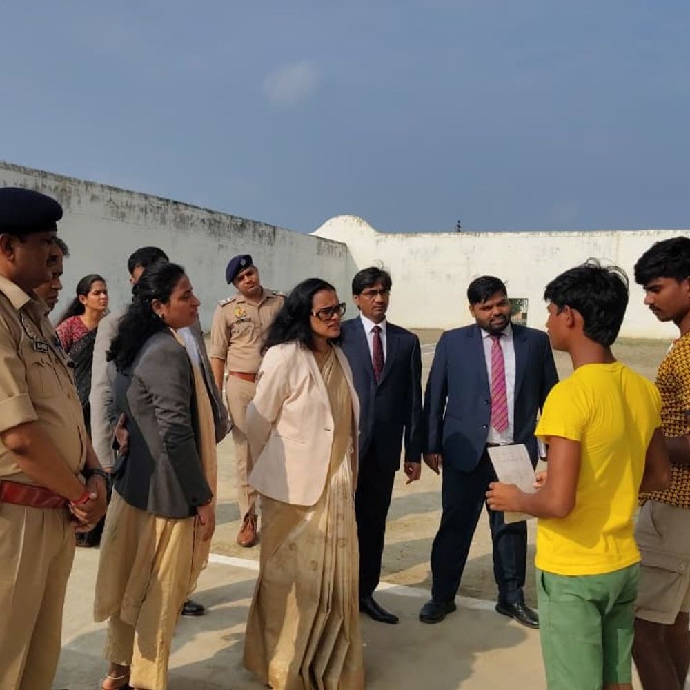 श्रावस्ती जेल में न्यायमूर्ति, डीएम और एसपी ने किया निरीक्षण:बैरकों से रसोई तक व्यवस्थाएं देखीं, महिला बंदियों को बांटे फल और उपहार