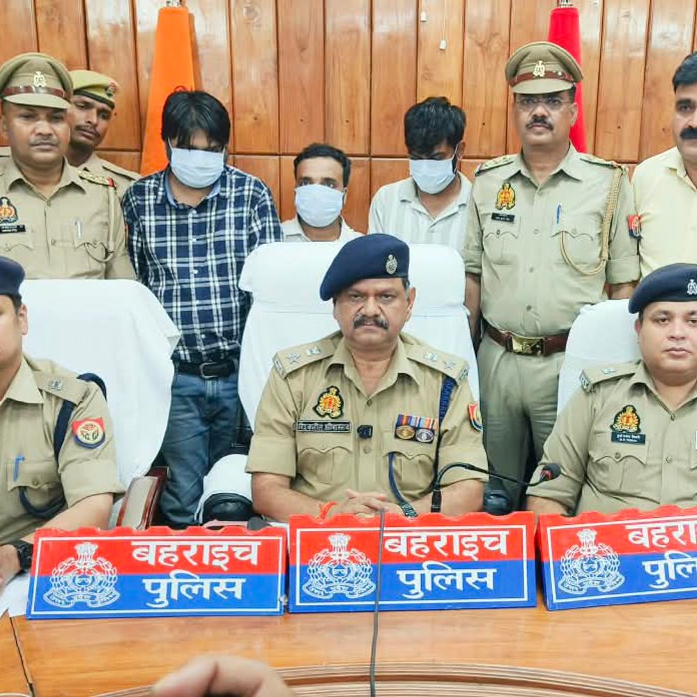 लोन का झांसा देकर खुलवाते थे खाते, तीन गिरफ्तार:25 एटीएम, 14 चेकबुक, 9 मोबाइल और 3.90 लाख रुपये नकद बरामद