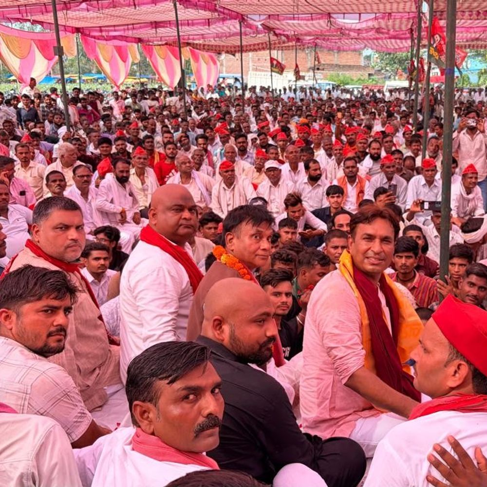 सवायजपुर में पीडीए महापंचायत, सरकार पर साधा निशाना:सपा नेताओं ने पिछड़ों-दलितों को एकजुट होने का किया आह्वान, उमड़ी भीड़