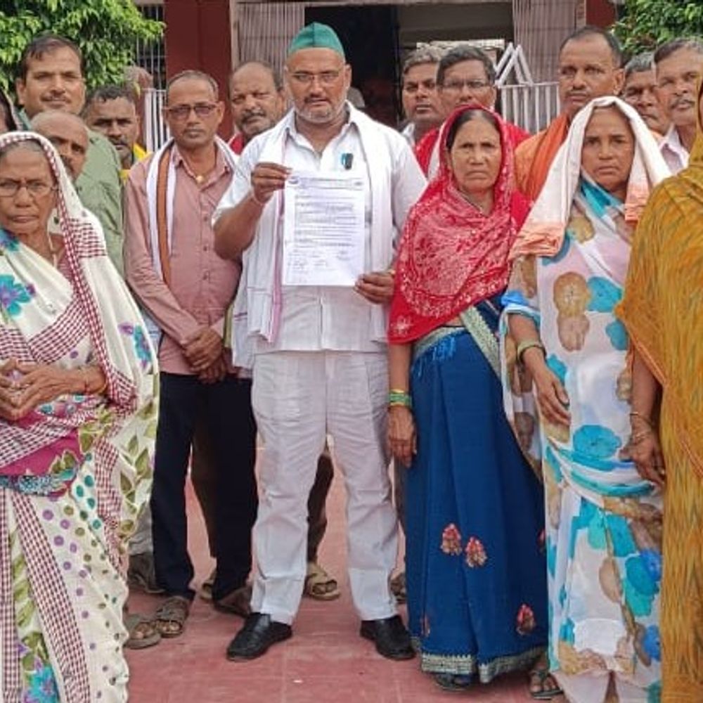 चौसा थर्मल पावर के लंबित RG भुगतान की मांगा:बक्सर में किसानों ने डीएम को सौंपा ज्ञापन, पुनर्वास और पुनर्स्थापन की राशि अटकी