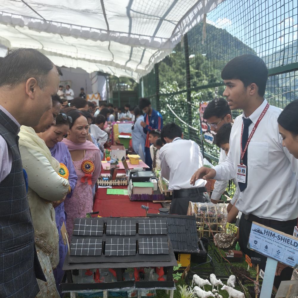 रामपुर में 2 दिवसीय चिल्ड्रन कांग्रेस-2026 शुरू:45 स्कूलों के 365 छात्र ले रहे हिस्सा; मुख्यअतिथि ने बाल वैज्ञानिकों के बनाए मॉडल देखे