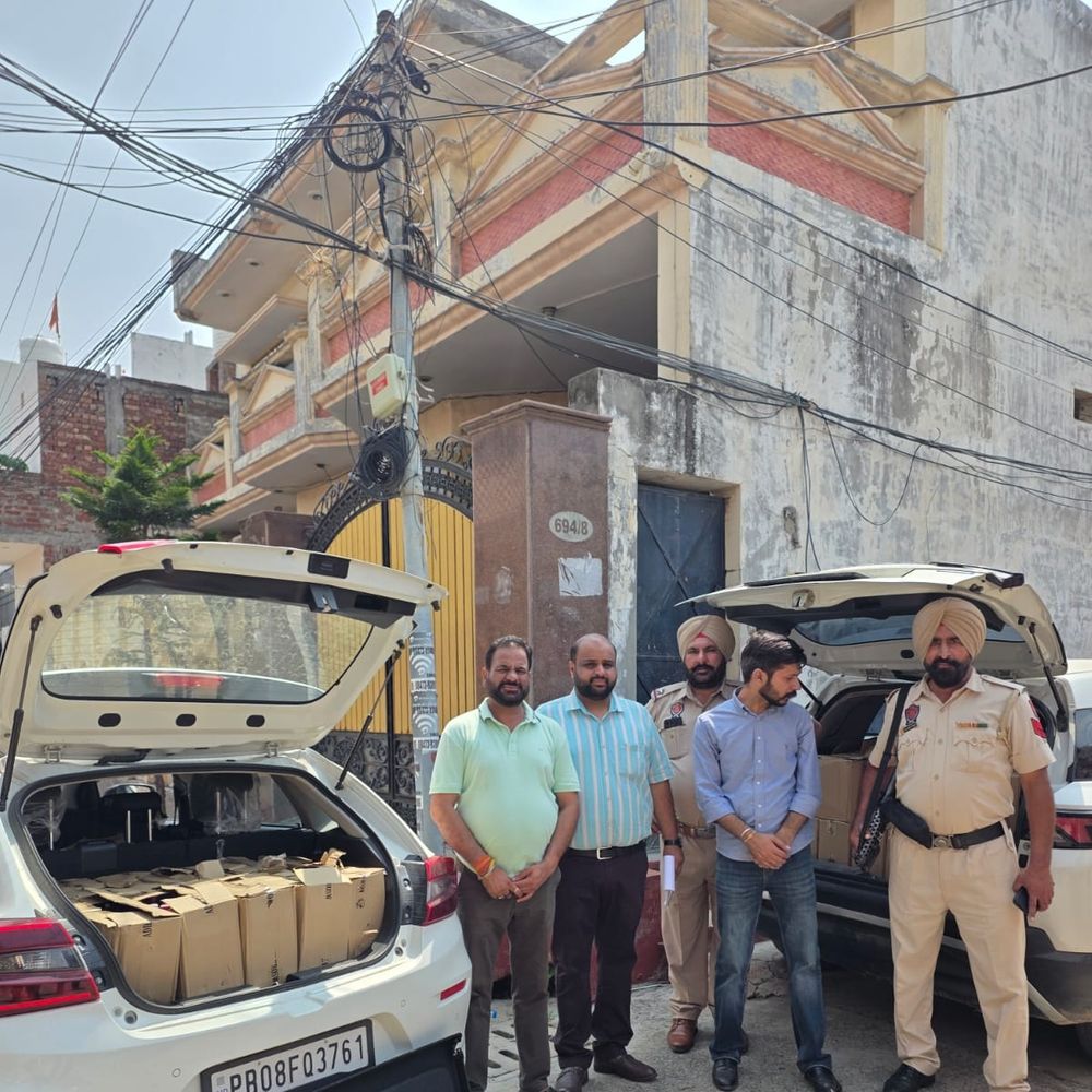 गुरुनानकपुरा ईस्ट में दो कारों से 84 पेटी शराब मिली