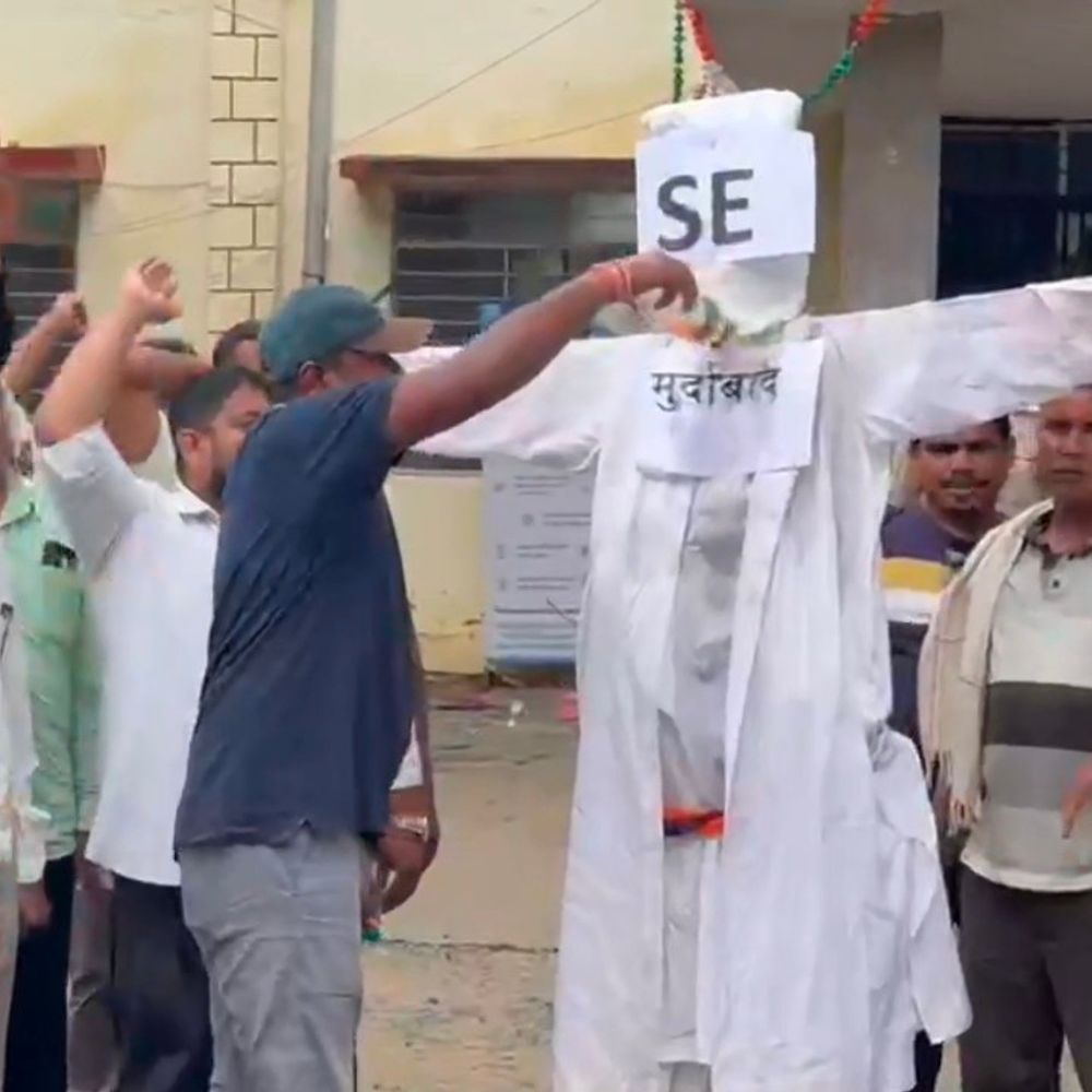 डूंगरपुर में अघोषित बिजली कटौती पर विधायक का धरना जारी:एसई का पुतला फूंका, भारी बिलों और खराब व्यवस्था पर जताया आक्रोश