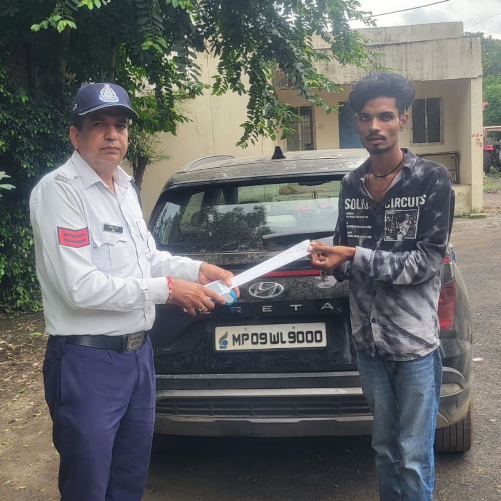 स्टंटबाजी करने वाले कार चालक पर 9000 का जुर्माना:पुलिस ने 'बॉस' लिखी कार पकड़ी; 'ऑपरेशन मर्यादा' के तहत नियम तोड़ने वालों पर कार्रवाई
