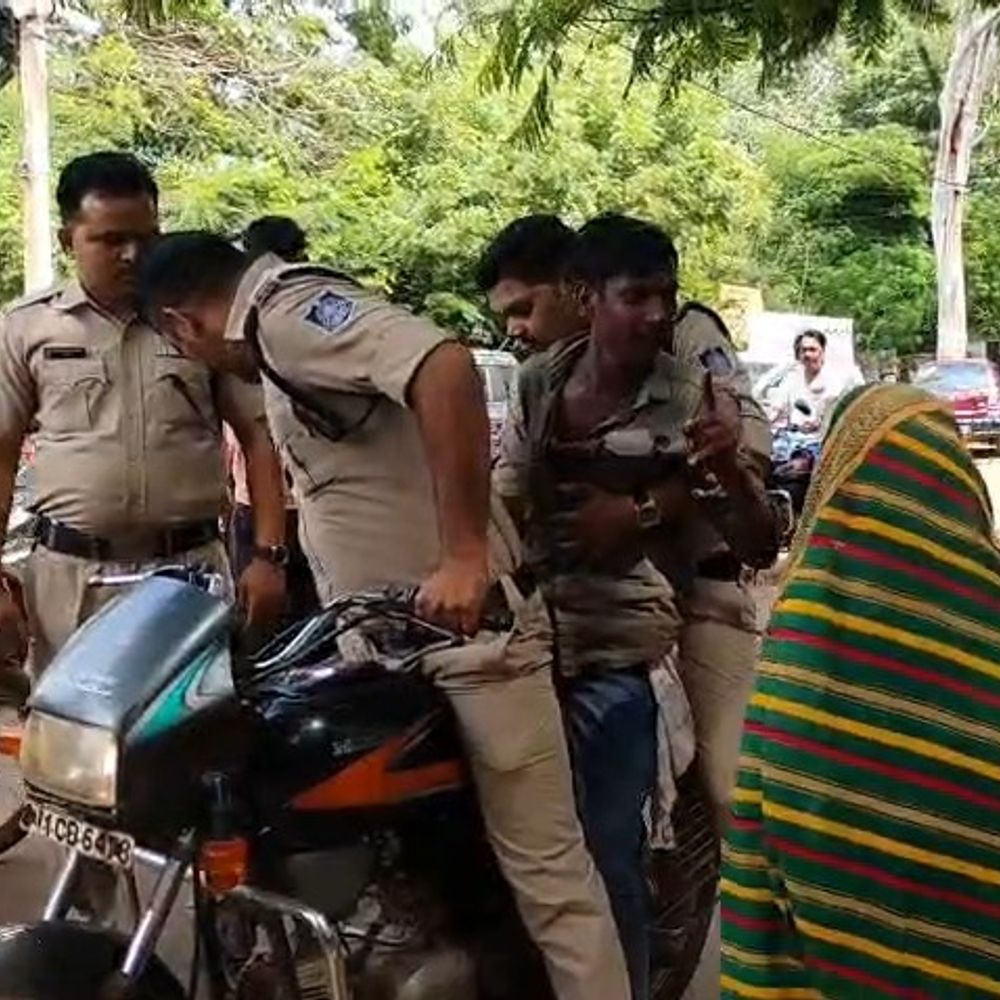 कोर्ट के बाहर तलाक की तारीख पर पति-पत्नी में मारपीट:शिवपुरी में चार बेटियों को लेकर विवाद, तलाक की तारीख पर पहुंचे थे; पति को जेल भेजा